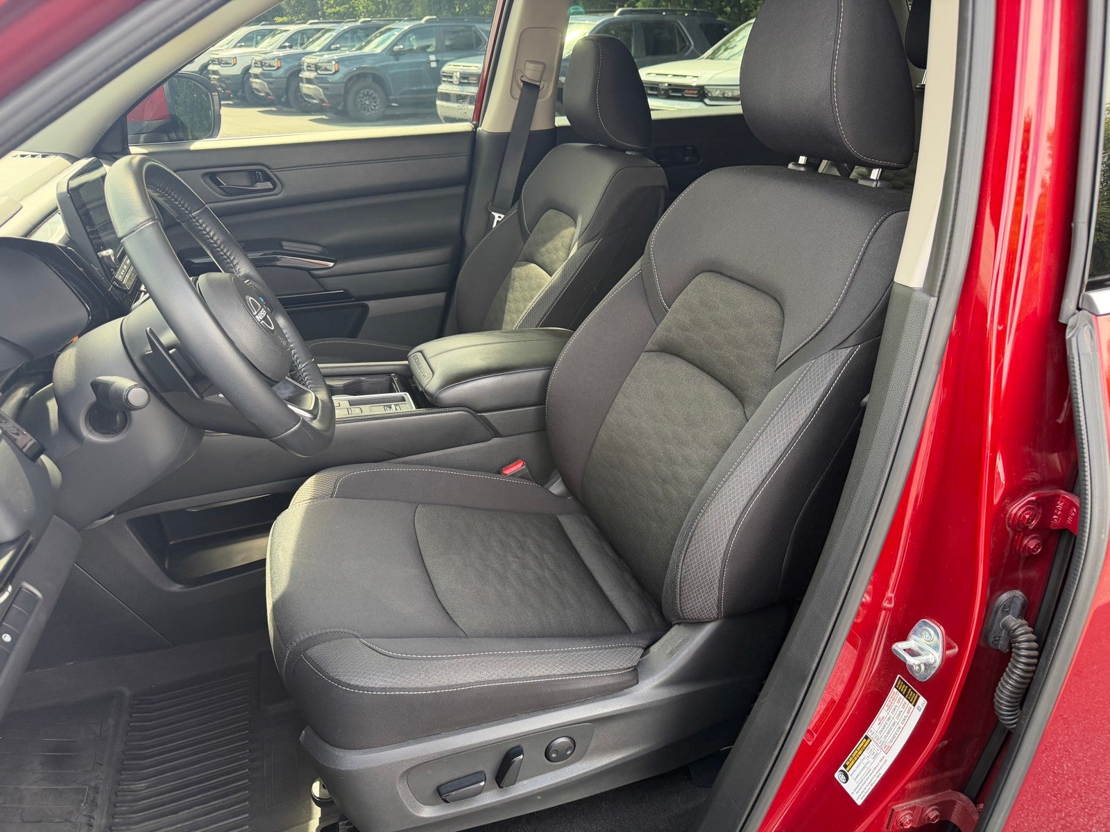 2024 Nissan Pathfinder SV