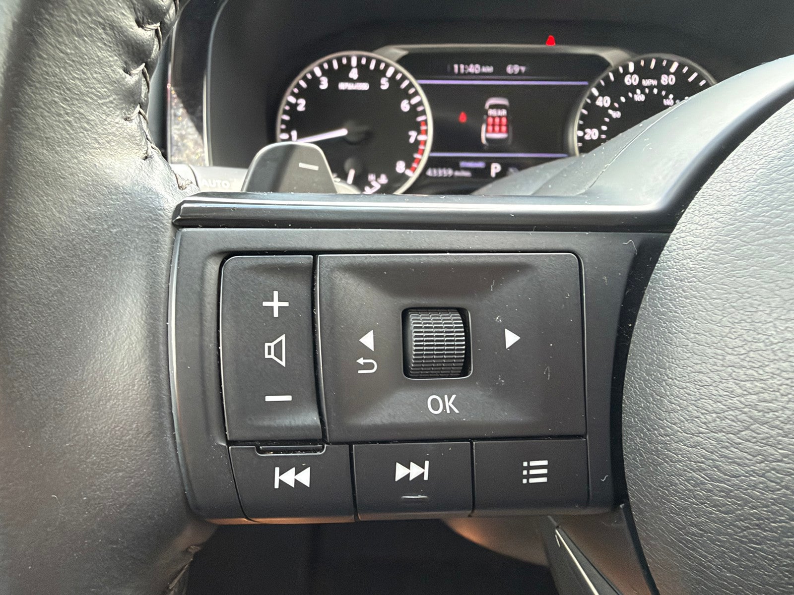 2024 Nissan Pathfinder SV