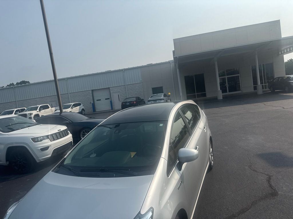 2017 Toyota Prius v Five