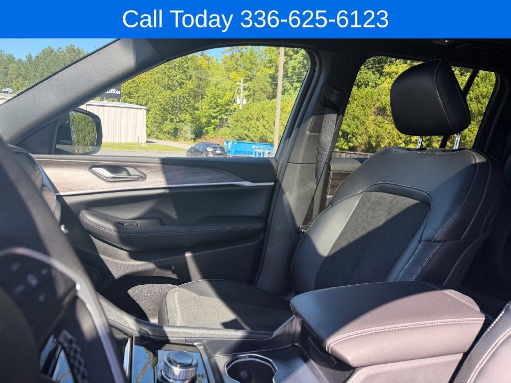 2027 Jeep Grand Cherokee Laredo Altitude