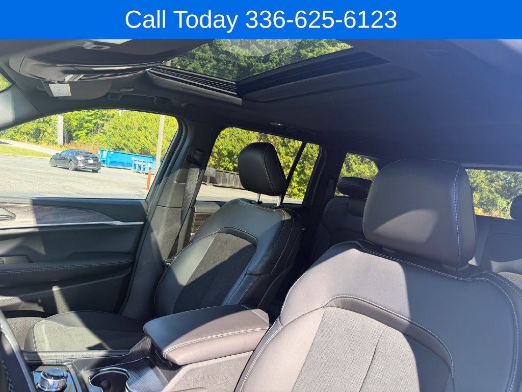 2027 Jeep Grand Cherokee Laredo Altitude