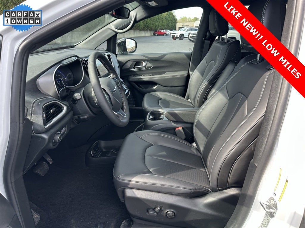 2025 Chrysler Pacifica Select LOW MILES