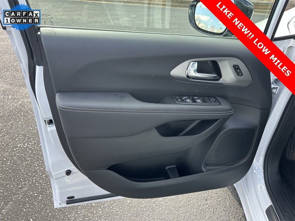 2025 Chrysler Pacifica Select LOW MILES