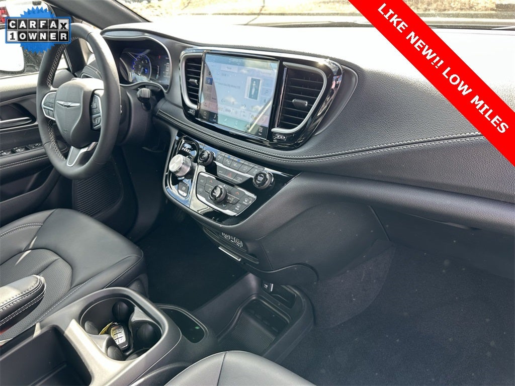 2025 Chrysler Pacifica Select LOW MILES