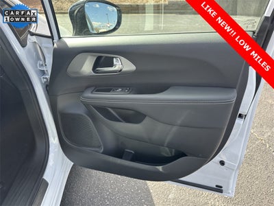 2025 Chrysler Pacifica Select LOW MILES