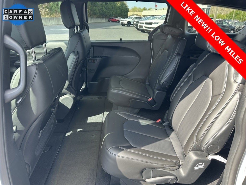 2025 Chrysler Pacifica Select LOW MILES