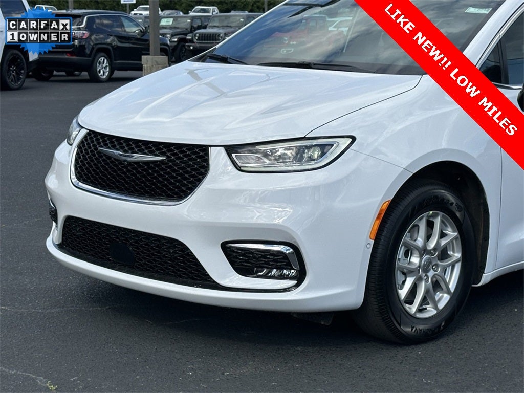 2025 Chrysler Pacifica Select LOW MILES