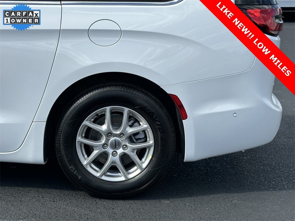 2025 Chrysler Pacifica Select LOW MILES