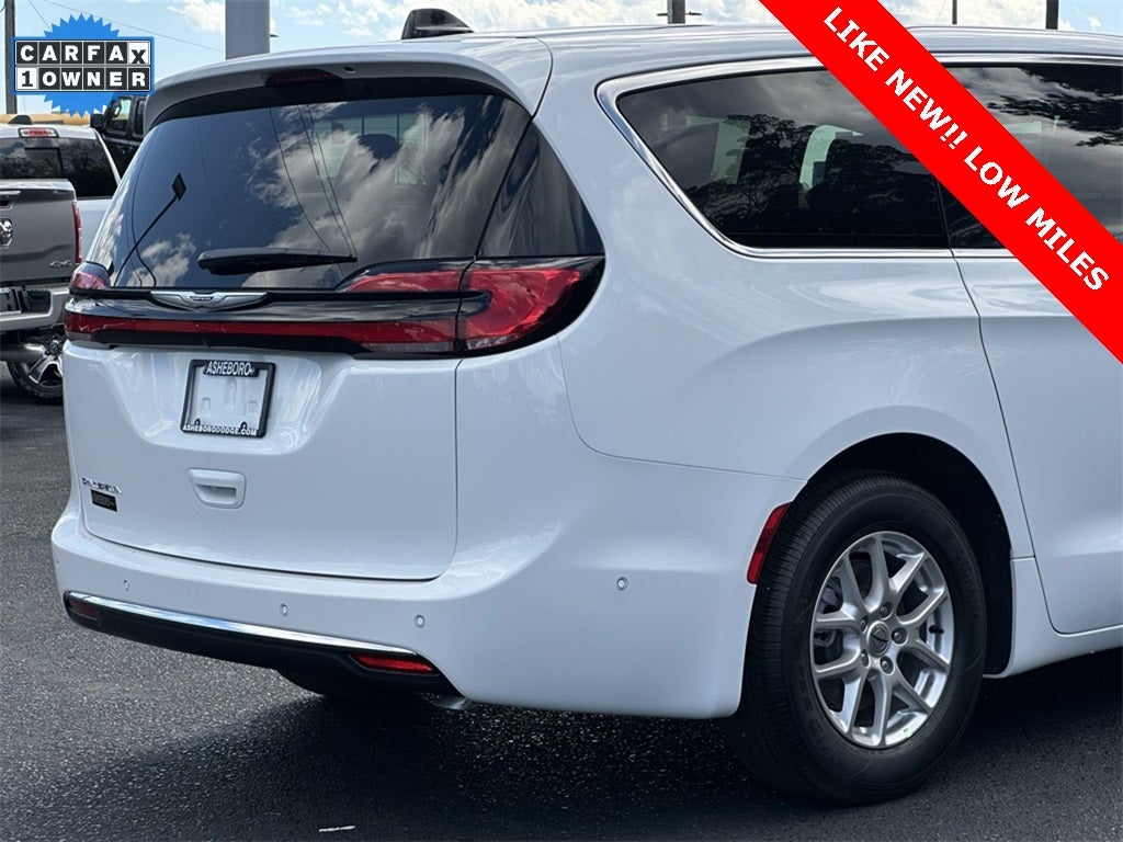 2025 Chrysler Pacifica Select LOW MILES