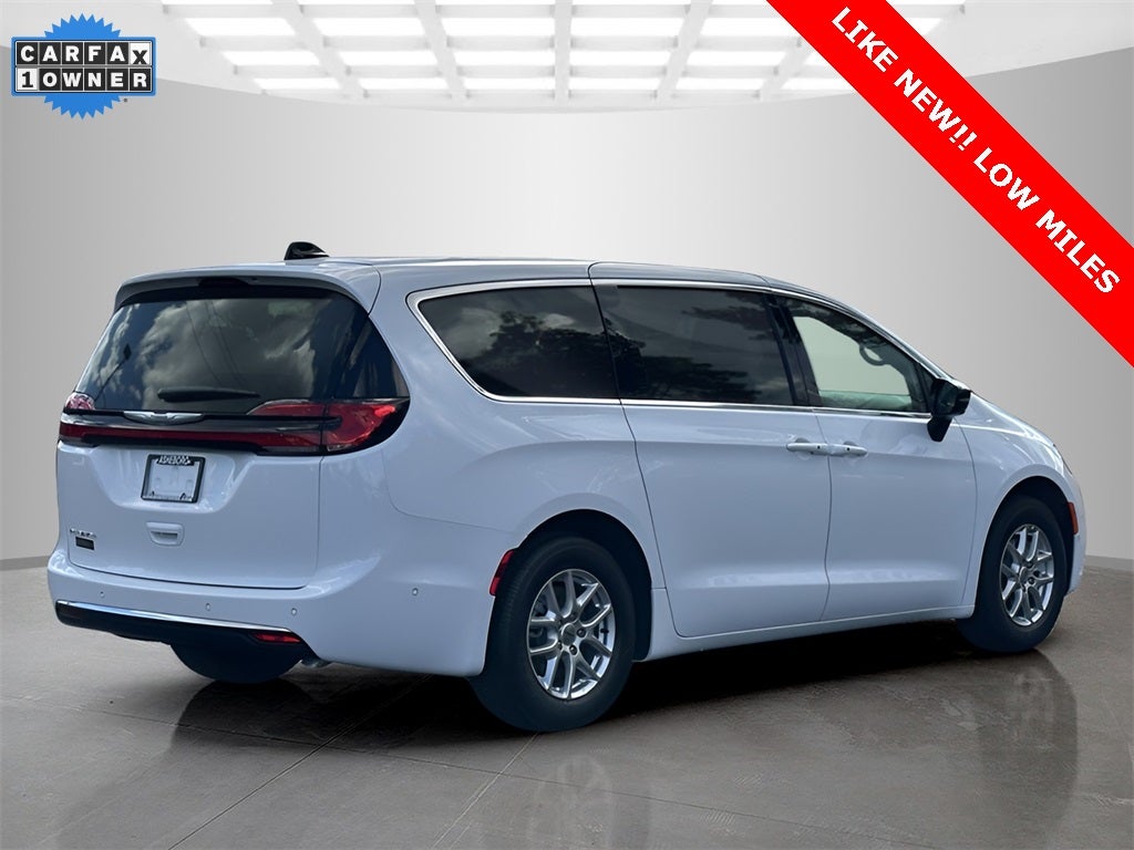2025 Chrysler Pacifica Select LOW MILES