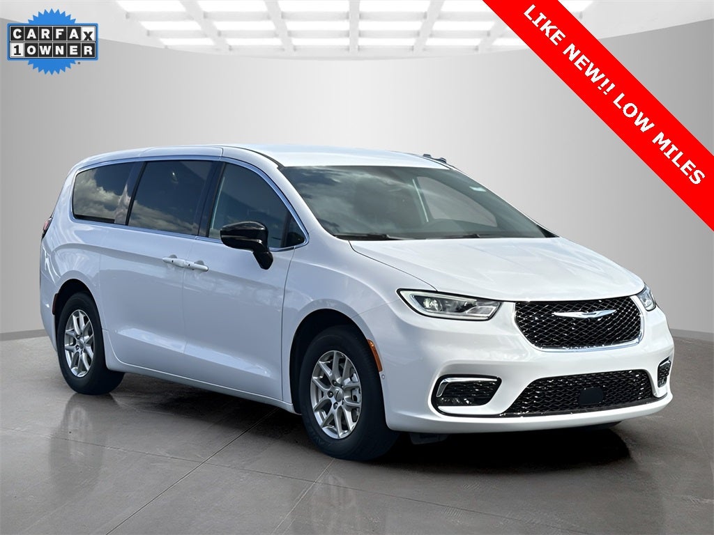 2025 Chrysler Pacifica Select LOW MILES