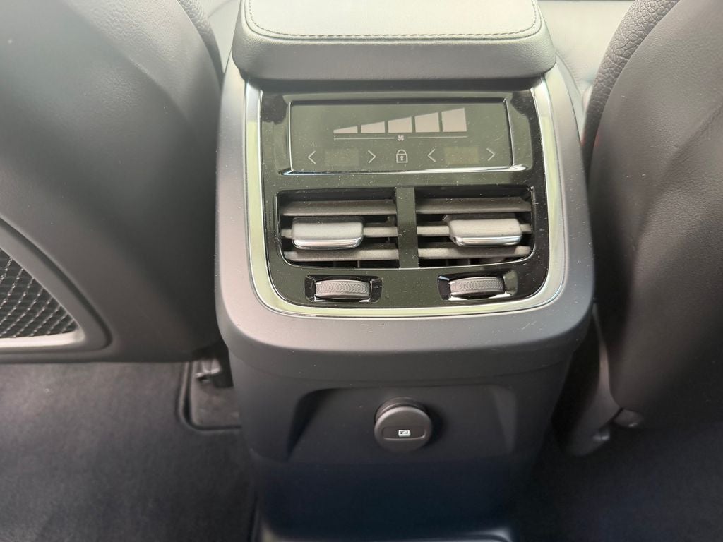 2023 Volvo XC90 Recharge Plug-In Hybrid T8 Core Bright Theme
